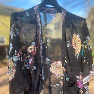 BUY1 GET1 FREE🌺 Floral waist length tunic size XS HAPPY POSHING ♥️